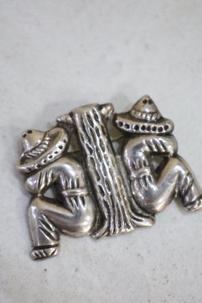 107 / SILVER BROOCH