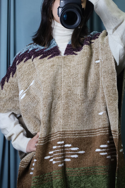 A122 / 1980's OLD UNKNOWN maeeyarn Poncho