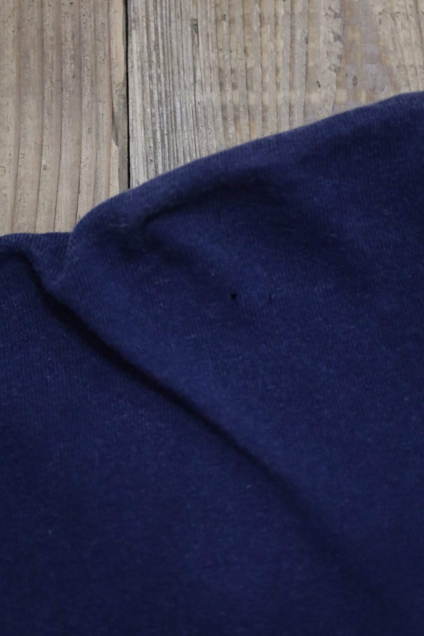 A833 / 2000's GILDAN NAVY FOOTBALL print long sleeve tee