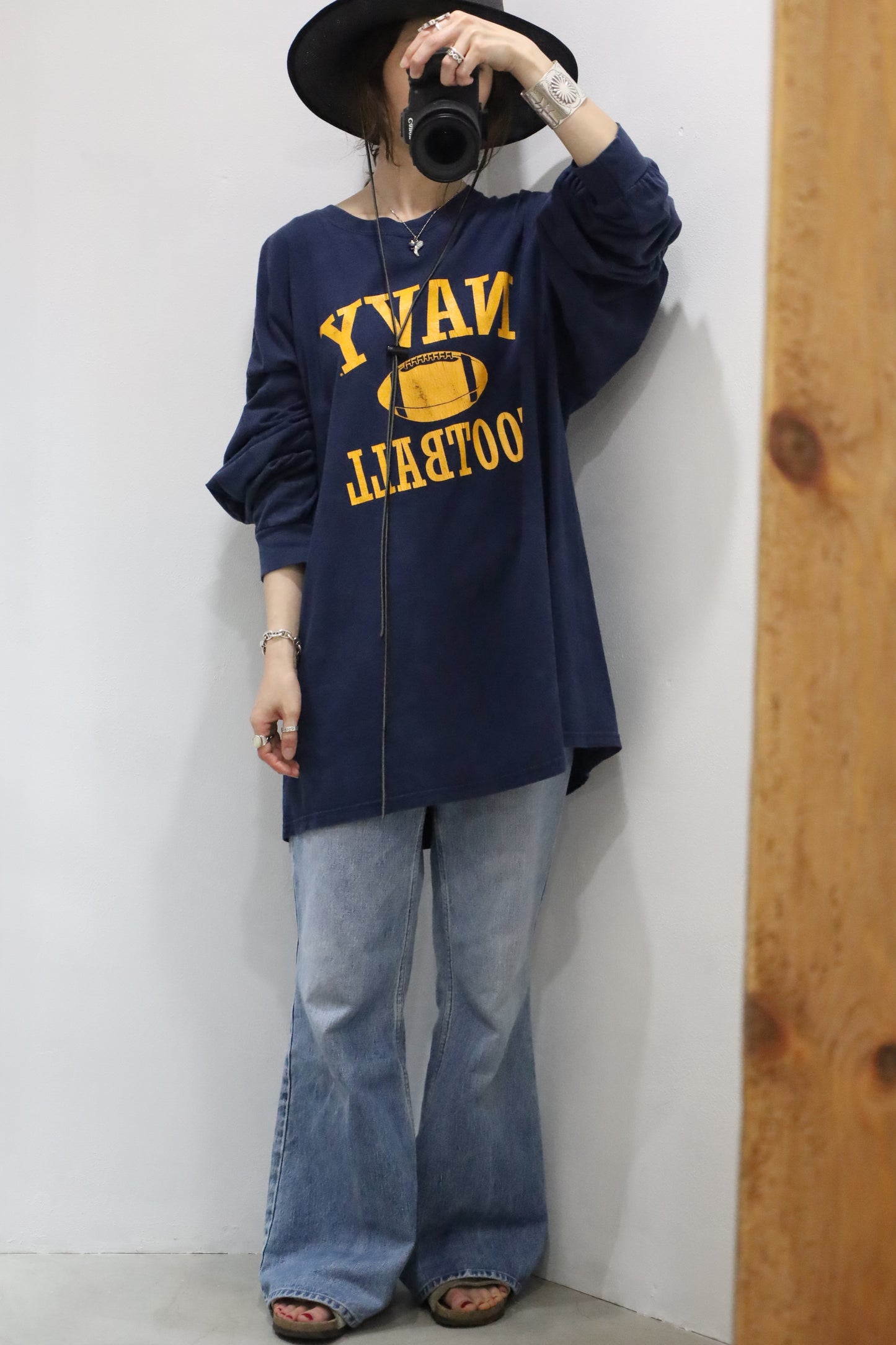 A833 / 2000's GILDAN NAVY FOOTBALL print long sleeve tee