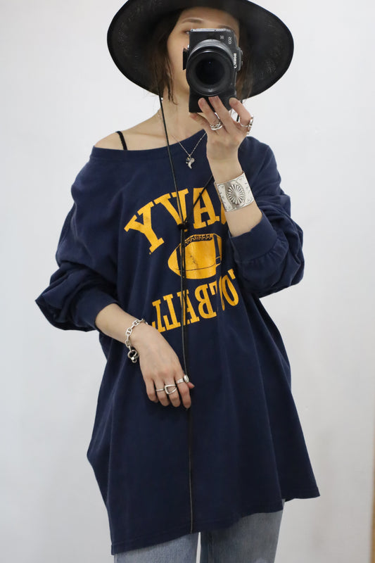 A833 / 2000's GILDAN NAVY FOOTBALL print long sleeve tee